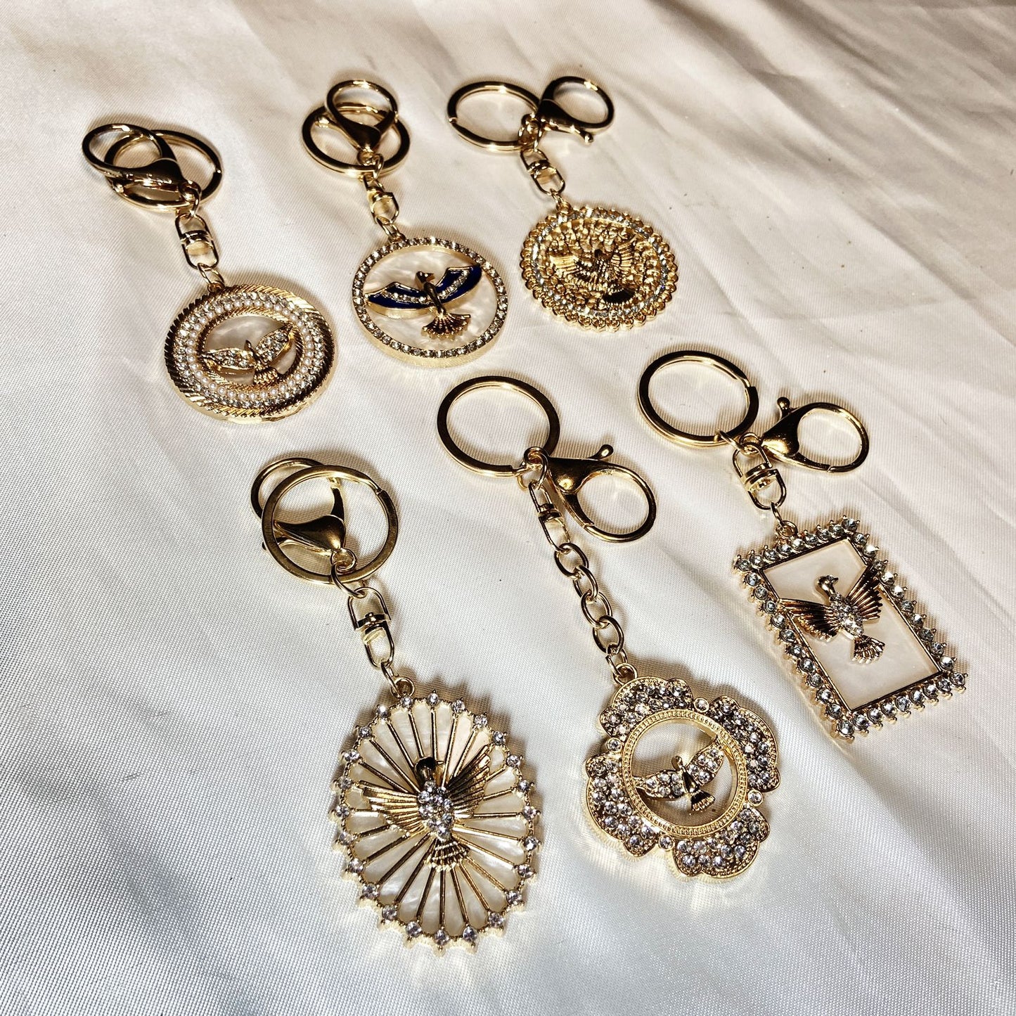 CHAVEIRO LUXO DIVINO ESPÍRITO SANTO COM STRASS SORTIDOS (6 UNIDADES)