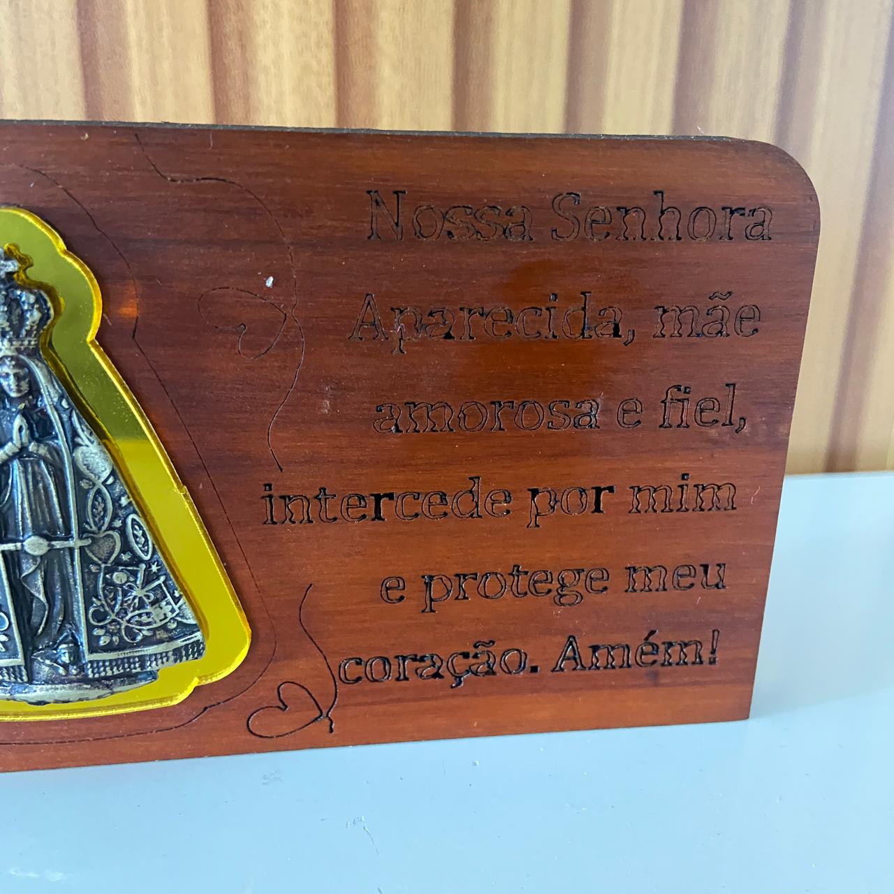 ADORNO DE MESA MADEIRA COM ORAÇÃO NOSSA SENHORA APARECIDA METAL OURO VELHO 7,7CM (1 UNIDADE)