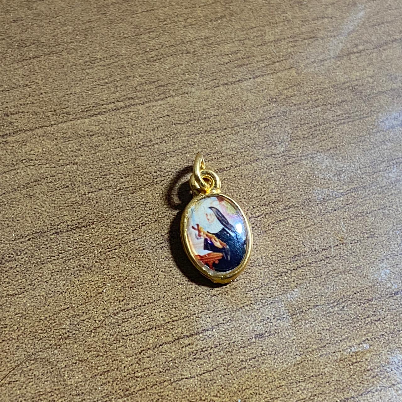PINGENTE DOURADO RESINADO SANTA RITA DE CÁSSIA (5 UNIDADES)