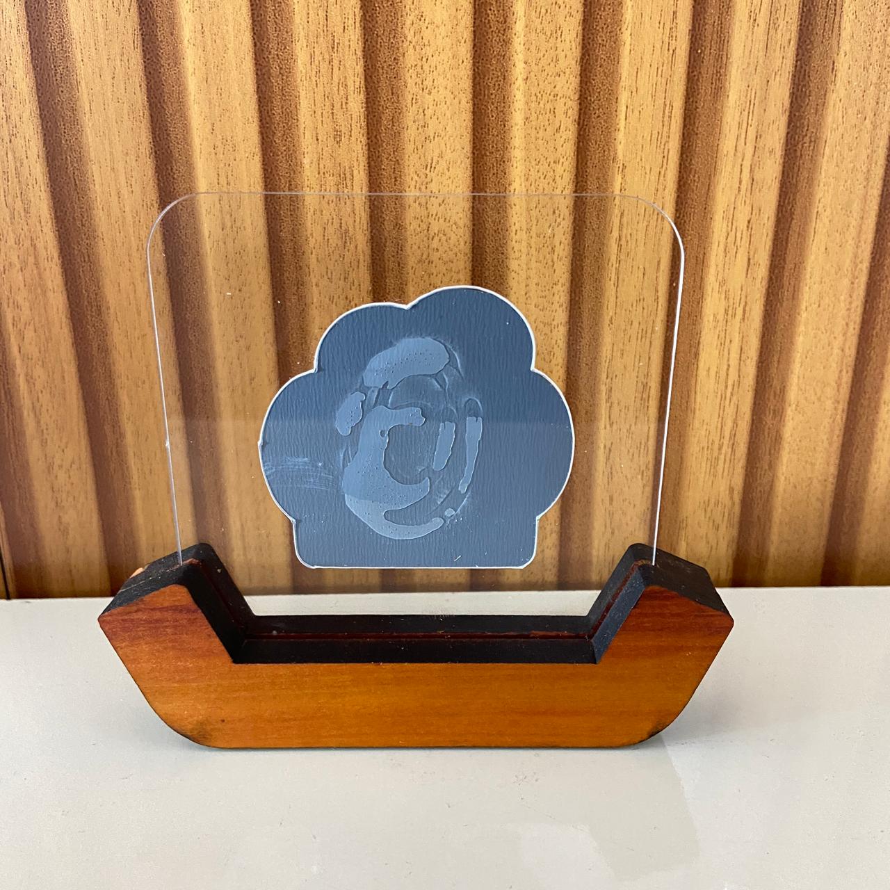 IMAGEM DE MESA METAL OURO VELHO SAGRADA FAMÍLIA NO ACRÍLICO E BASE DE MADEIRA 10,7CM (1 UNIDADE)