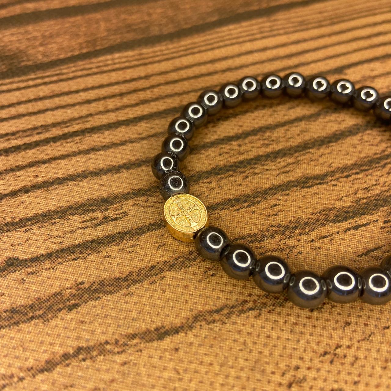 PULSEIRA HEMATITA MEDALHA SÃO BENTO DOURADA (12 UNIDADES)