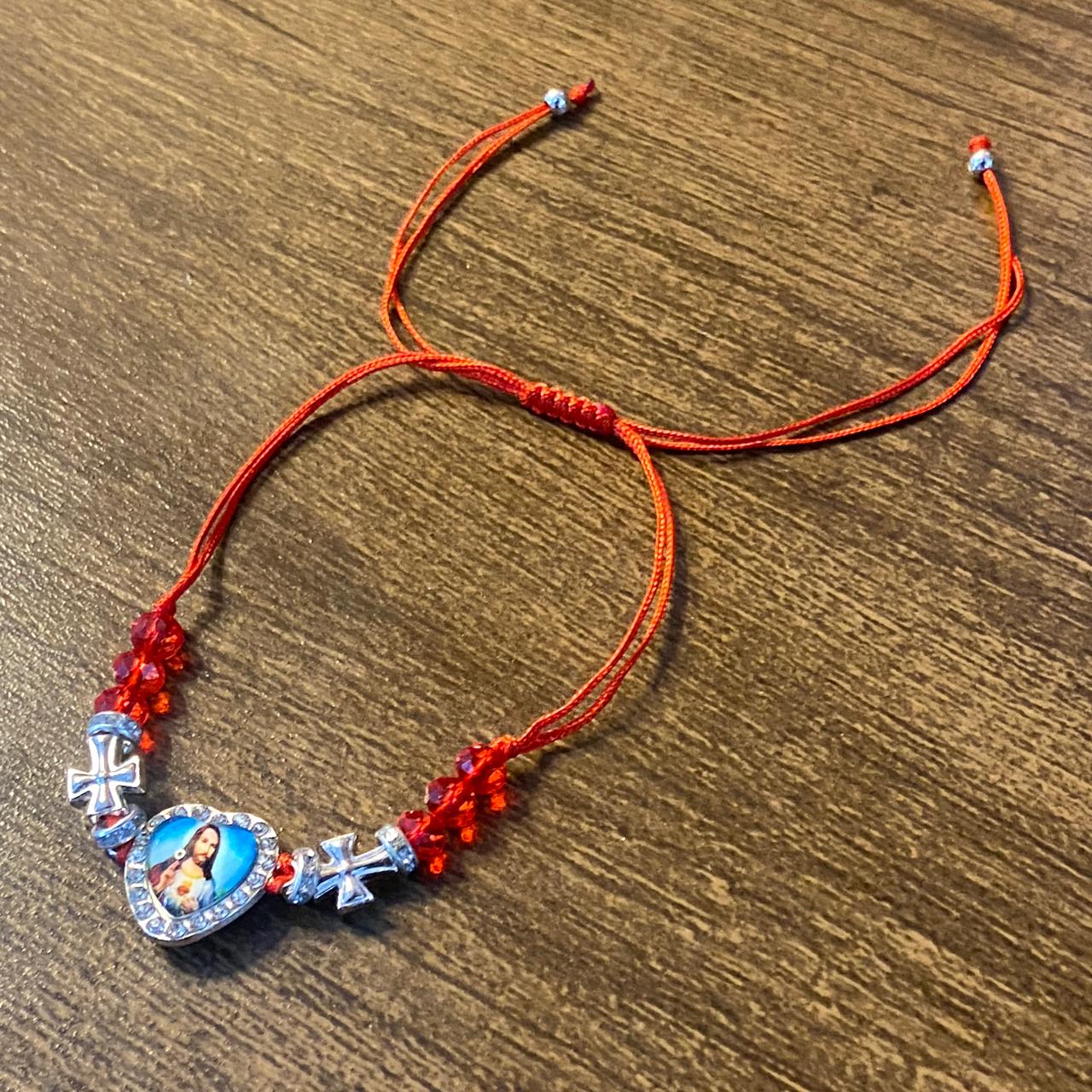 PULSEIRA REGULÁVEL CRISTAL VERMELHO COM MEDALHA RESINADA SAGRADO CORAÇÃO DE JESUS  ( 01 UNIDADE)