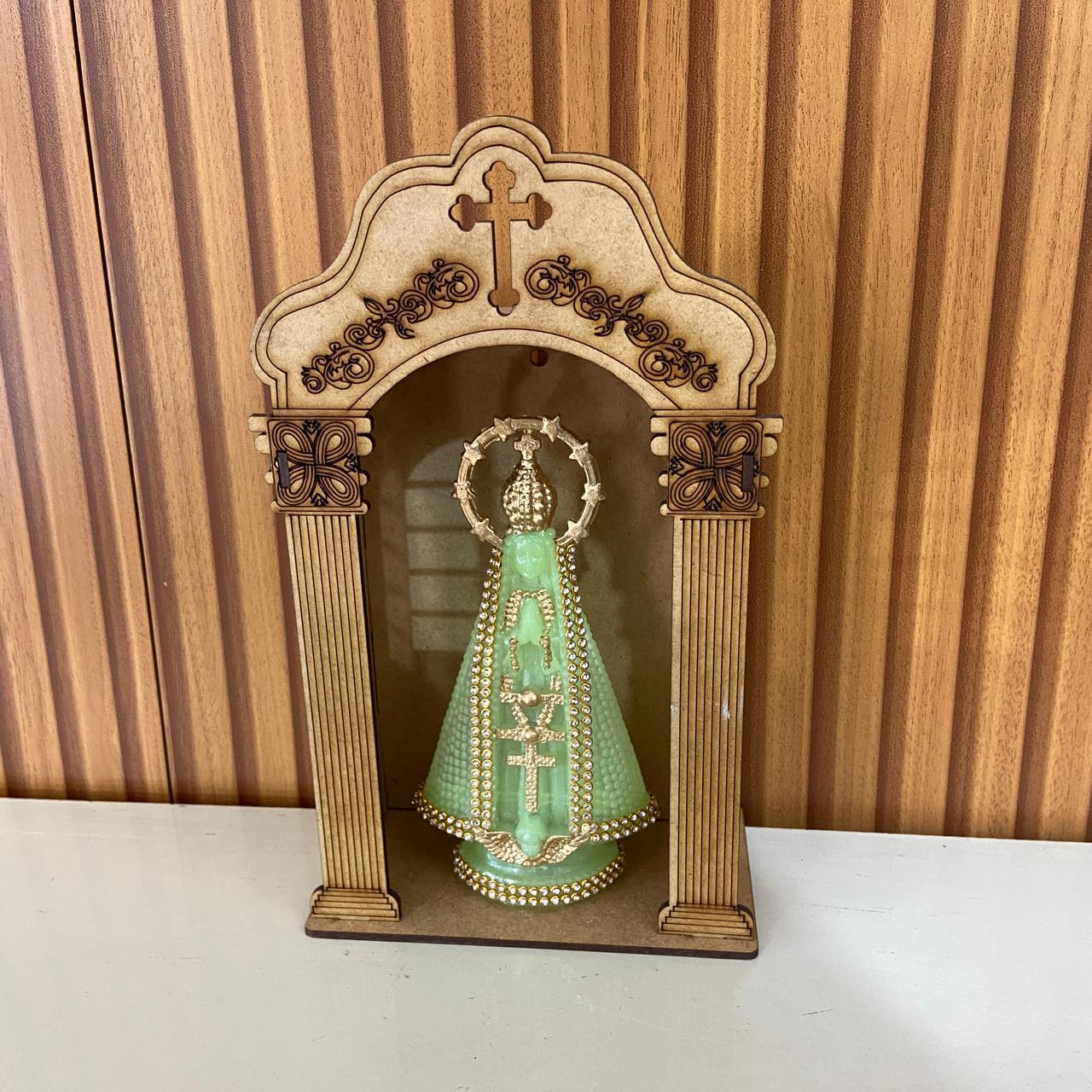 ORATÓRIO DE PAREDE E MESA MDF + IMAGEM DE PLÁSTICO NOSSA SENHORA APARECIDA FLUORESCENTE COM STRASS 15CM (1 UNIDADE)