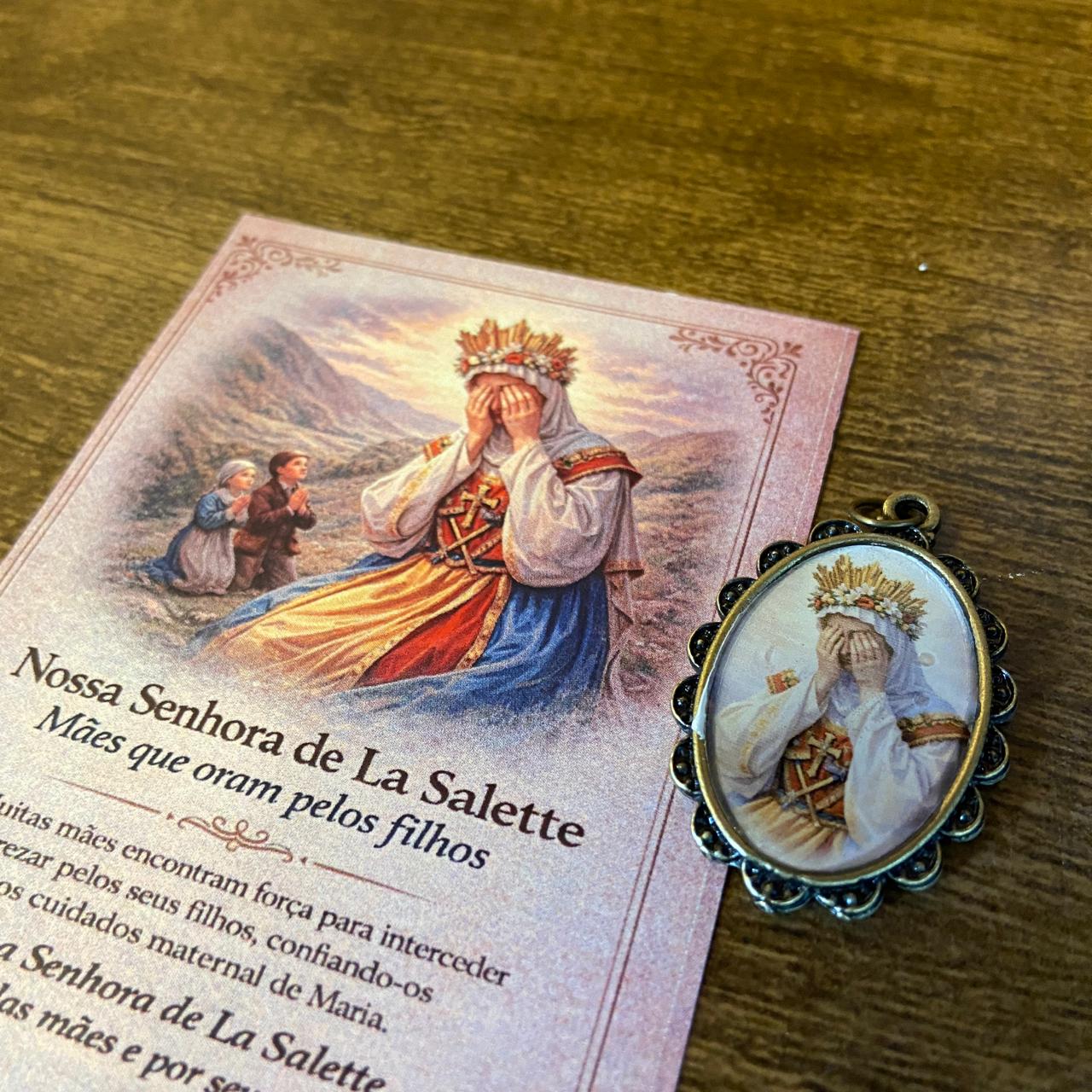 MEDALHA OURO VELHO RESINADA NOSSA SENHORA DE SALETTE (01 UNIDADE)