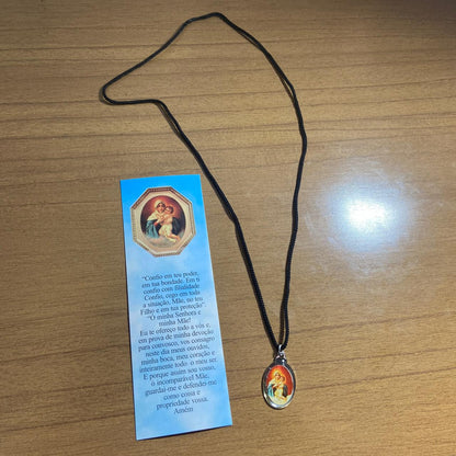 CORDÃO COM MEDALHA RESINADA MÃE RAINHA (1 UNIDADES)