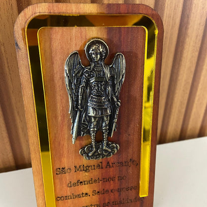 ADORNO DE MESA MADEIRA COM ORAÇÃO SÃO MIGUEL ARCANJO METAL OURO VELHO 13,5CM (1 UNIDADE)