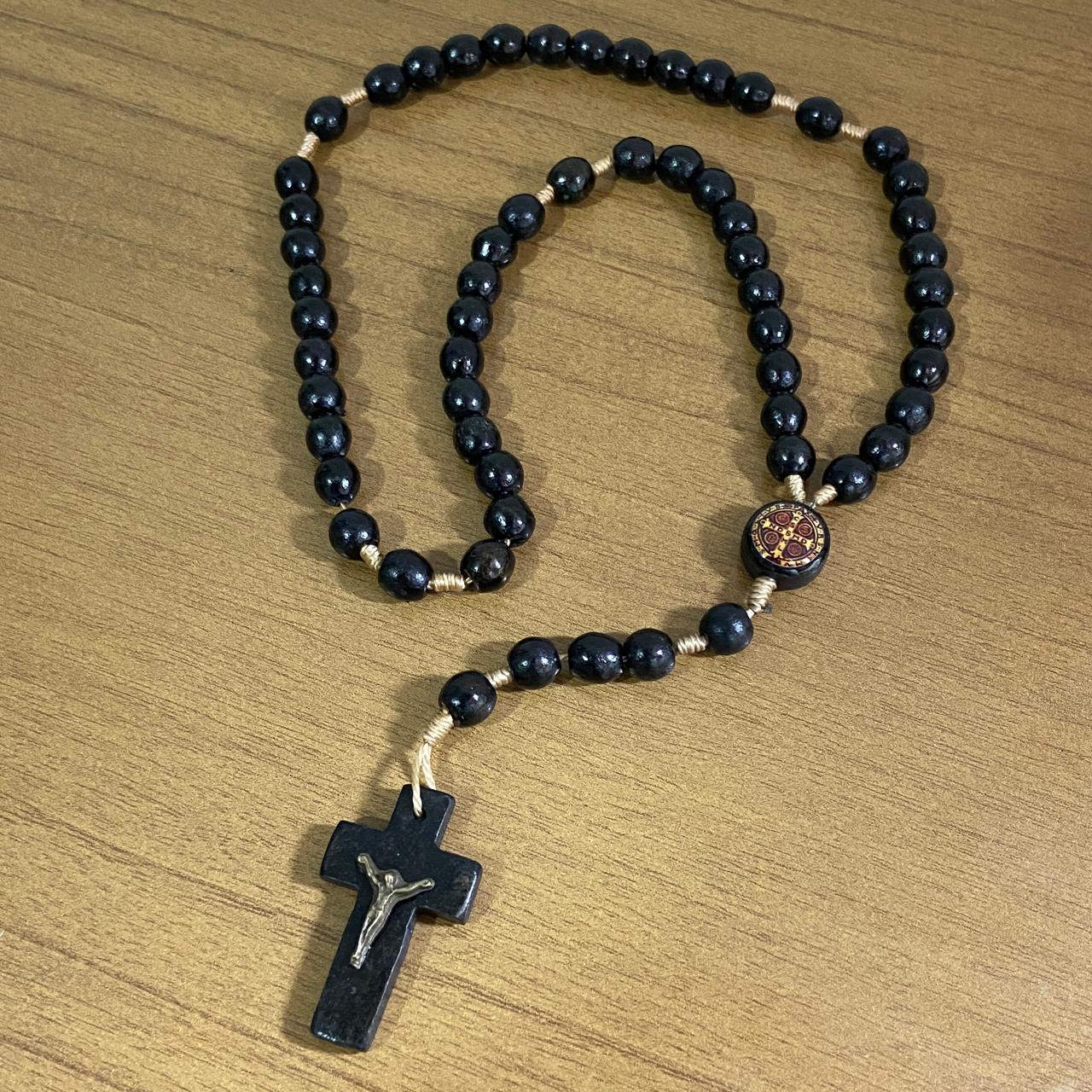 TERÇO DE MADEIRA SÃO BENTO PRETO 08MM (12 UNIDADES)