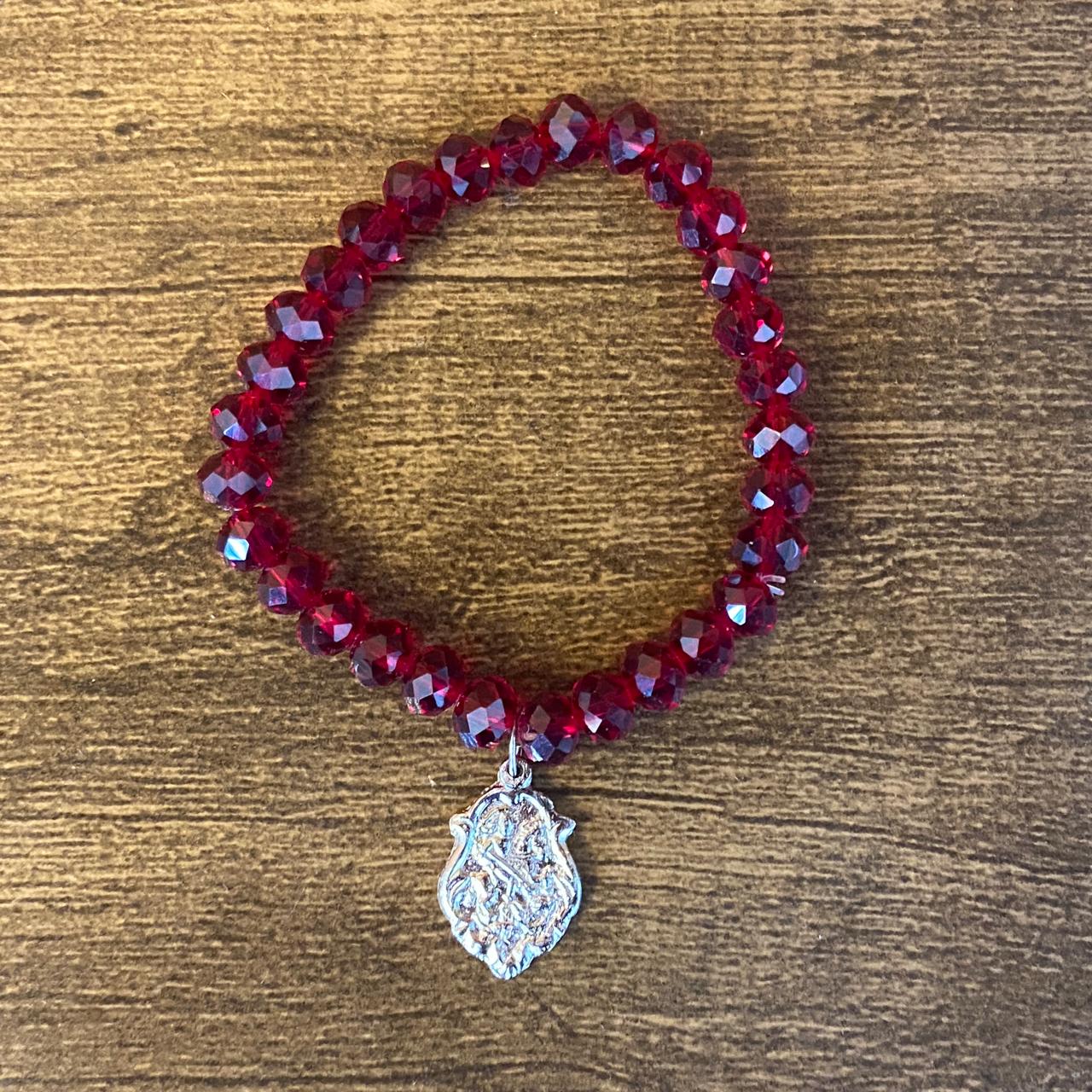 PULSEIRA CRISTAL VERMELHA COM MEDALHA PRATEADA SÃO JORGE (01 UNIDADE)