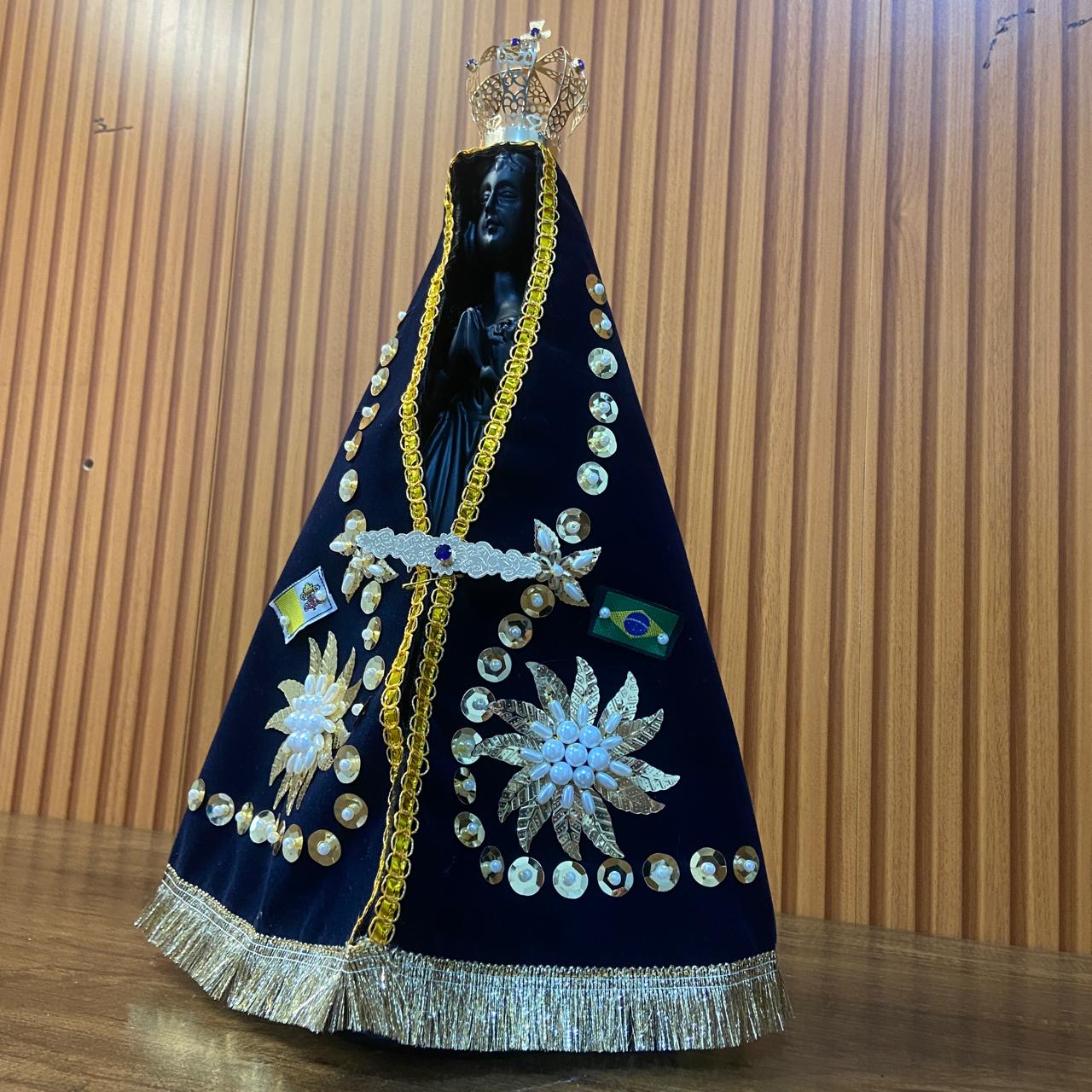 IMAGEM DE GESSO RÉPLICA NOSSA SENHORA APARECIDA COM MANTO E COROA 34CM (1 UNIDADE)