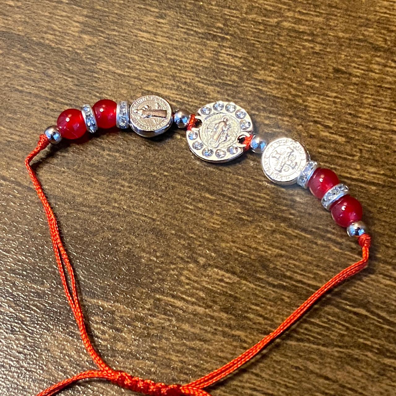 PULSEIRA REGULÁVEL CRISTAL VERMELHO COM MEDALHA SÃO BENTO   ( 01 UNIDADE)