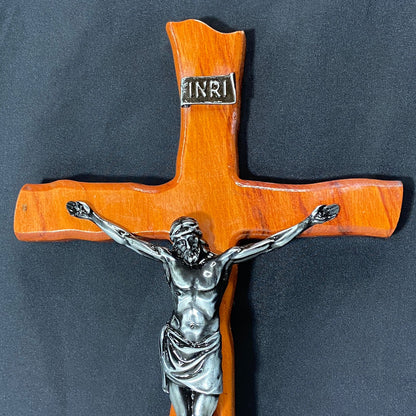 CRUCIFIXO MADEIRA DE PAREDE ONDULADO 33CM (1 UNIDADE)