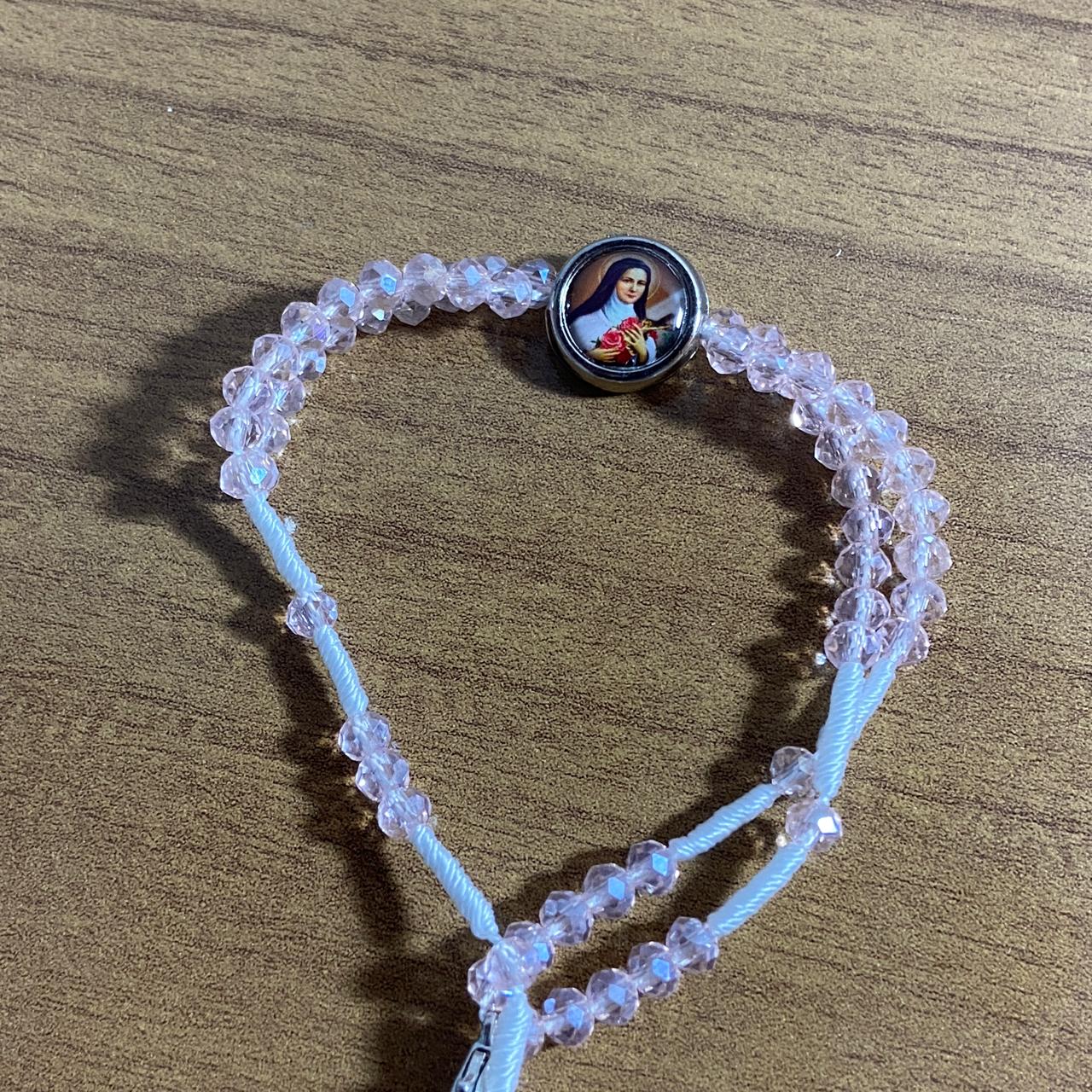 TERÇO PULSEIRA CRISTAL ROSA COM MEDALHA RESINADA SANTA TERESINHA  (3 UNIDADES)