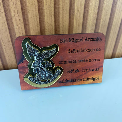 ADORNO DE MESA MADEIRA COM ORAÇÃO SÃO MIGUEL ARCANJO METAL OURO VELHO 7,7CM (1 UNIDADE)