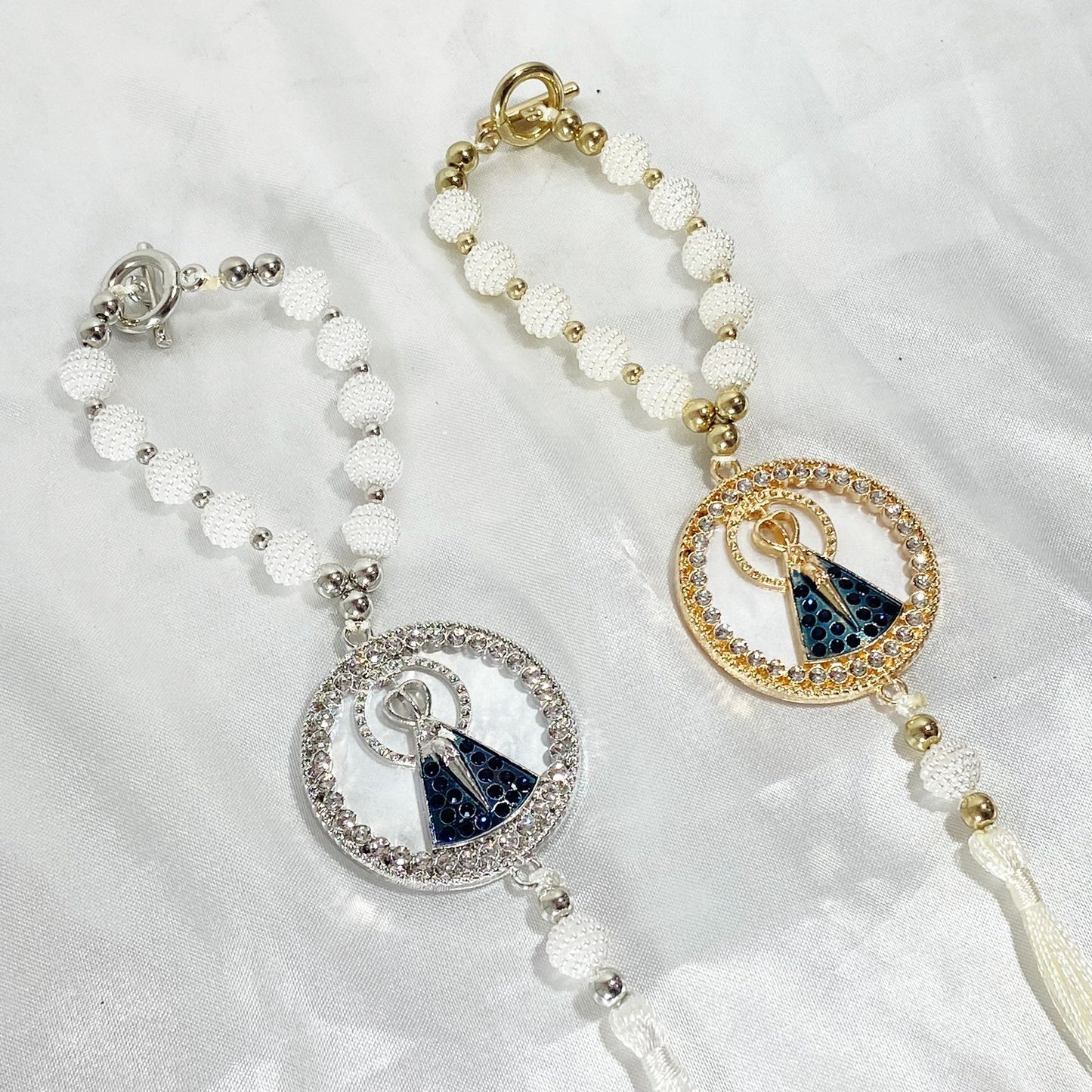 DEZENA PARA CARRO DOURADA E PRATEADA NOSSA SENHORA APARECIDA REDONDA MADREPÉROLA AMORA BRANCA 10MM (3 UNIDADES)