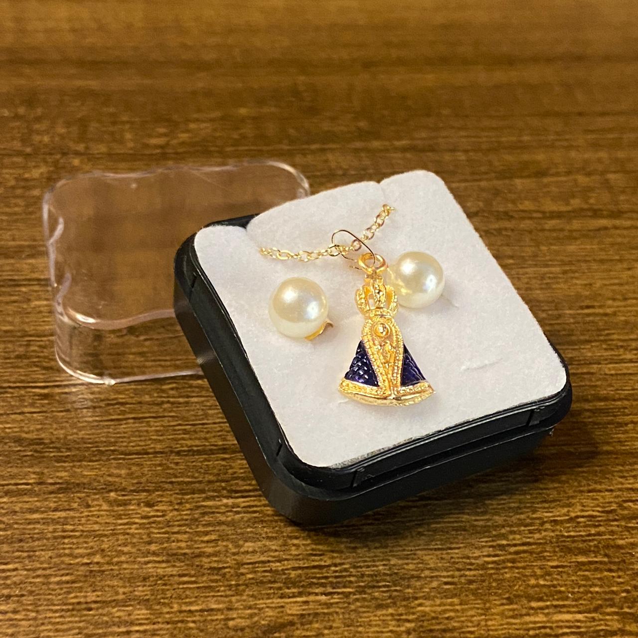 COLAR DOURADO COM PINGENTE NOSSA SENHORA APARECIDA + BRINCO DE PÉROLA  (3 UNIDADES)