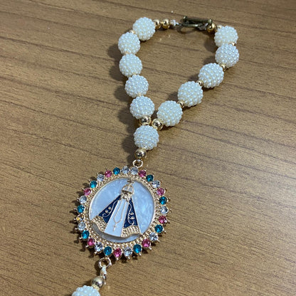 DEZENA PARA CARRO DOURADA NOSSA SENHORA APARECIDA MADREPÉROLA COM STRASS COLORIDO AMORA BRANCA 12MM (3 UNIDADES)