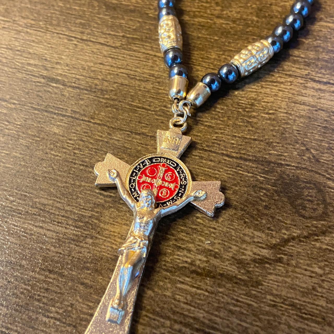 DEZENA PARA CARRO HEMATITA CRUCIFIXO SÃO BENTO 06MM (3 UNIDADES)