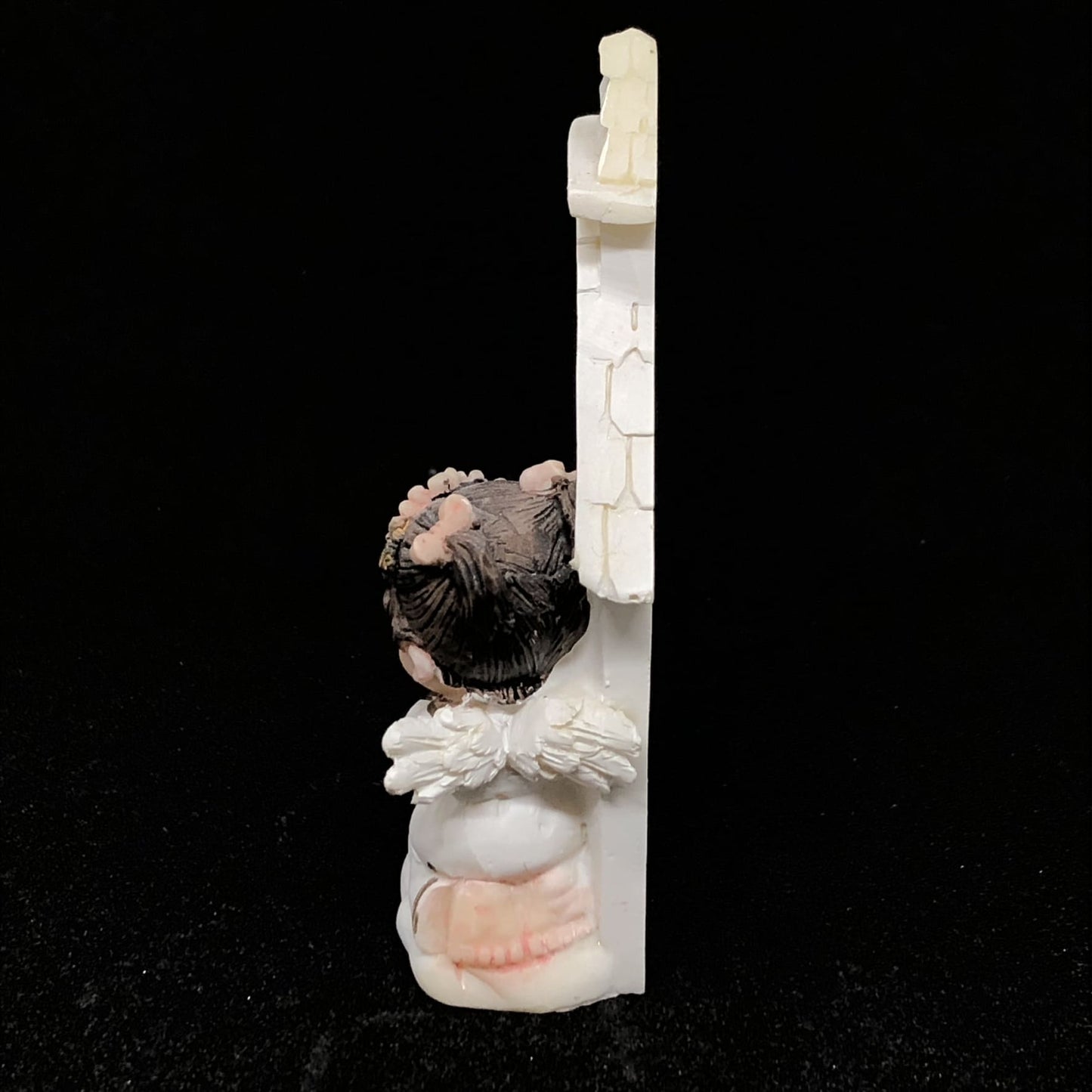 IMAGEM DE RESINA IMPORTADA ANJINHO REZANDO NA CRUZ MENINA 8CM (1 UNIDADE)