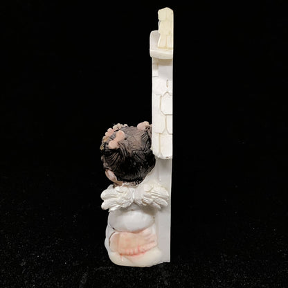 IMAGEM DE RESINA IMPORTADA ANJINHO REZANDO NA CRUZ MENINA 8CM (1 UNIDADE)