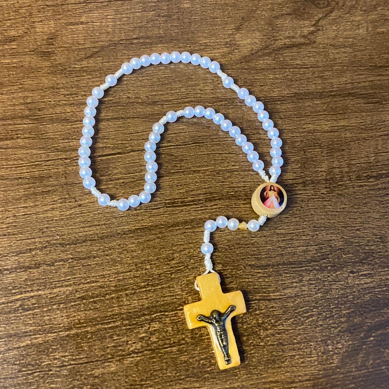 TERÇO PÉROLA MIRIM JESUS MISERICORDIOSO 06MM (12 UNIDADES)