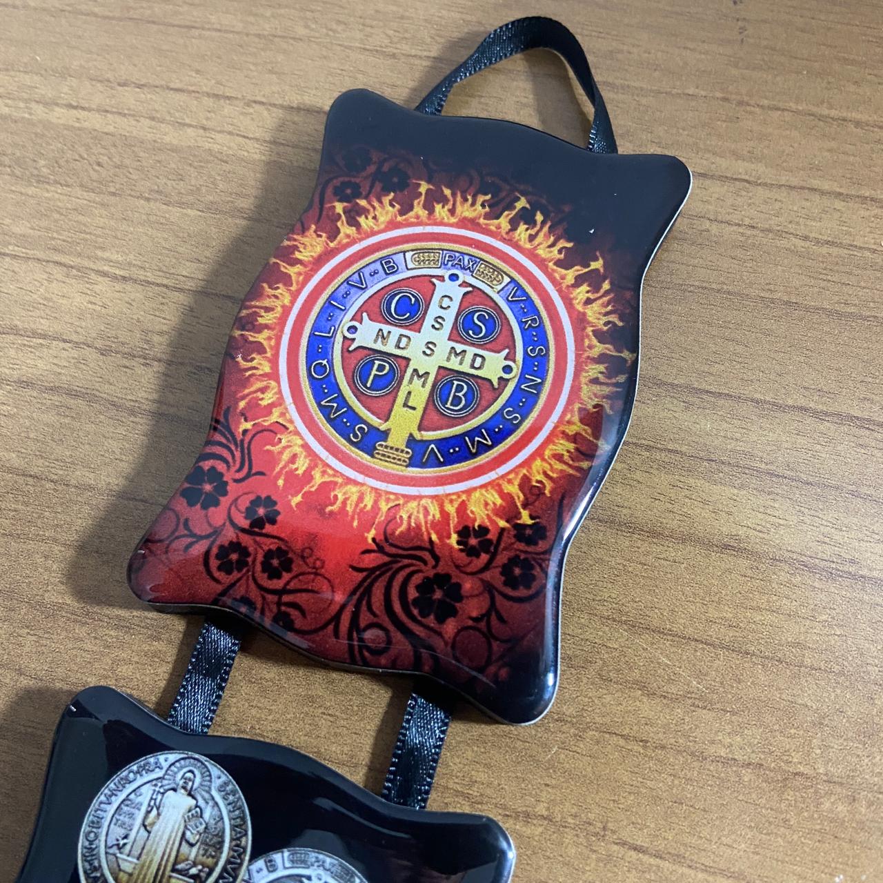 ADORNO DUPLO QUADRADO FITA MEDALHA SÃO BENTO (1 UNIDADE)