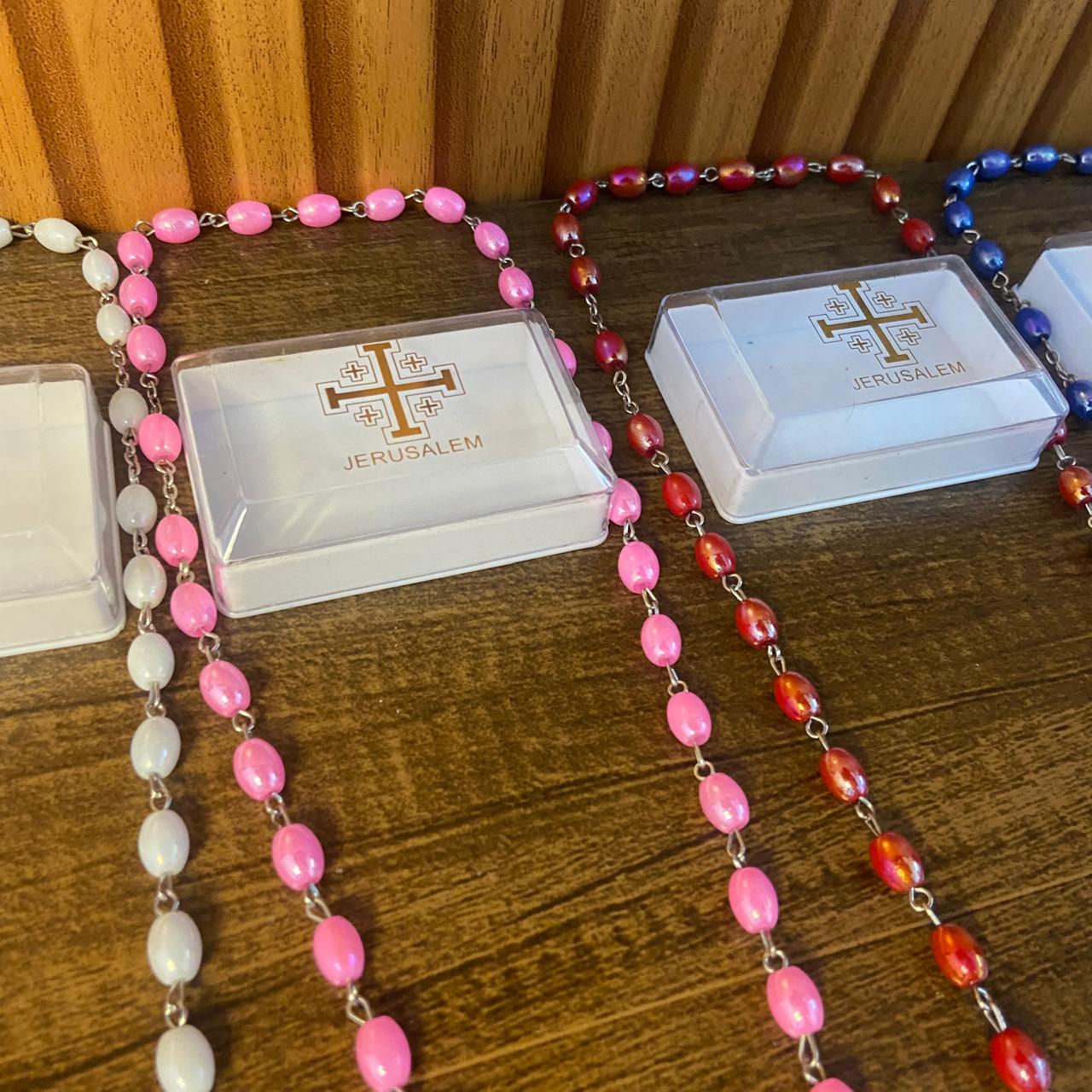 TERÇO PÉROLA NOSSA SENHORA DAS GRAÇAS CRUCIFIXO SÃO BENTO CORES SORTIDAS 06MM  ( 6 UNIDADES)