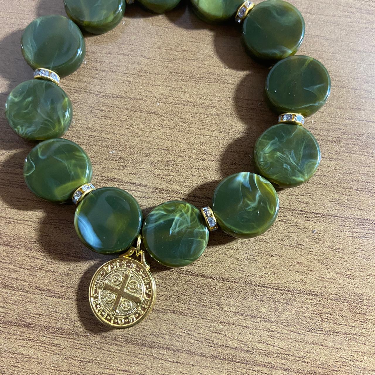 PULSEIRA ACRÍLICA VERDE COM MEDALHA SÃO BENTO (03 UNIDADES)