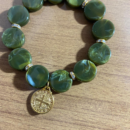 PULSEIRA ACRÍLICA VERDE COM MEDALHA SÃO BENTO (03 UNIDADES)