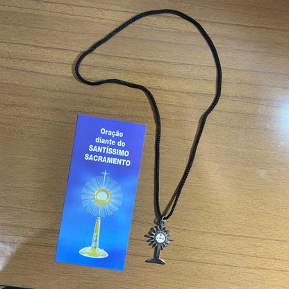 CORDÃO COM PINGENTE OSTENSÓRIO BRANCO ( 1 UNIDADE)