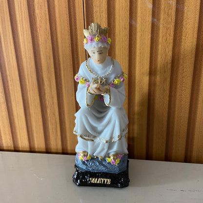 IMAGEM DE RESINA NACIONAL NOSSA SENHORA DE SALETTE SENTADA 16,5CM (1 UNIDADE)