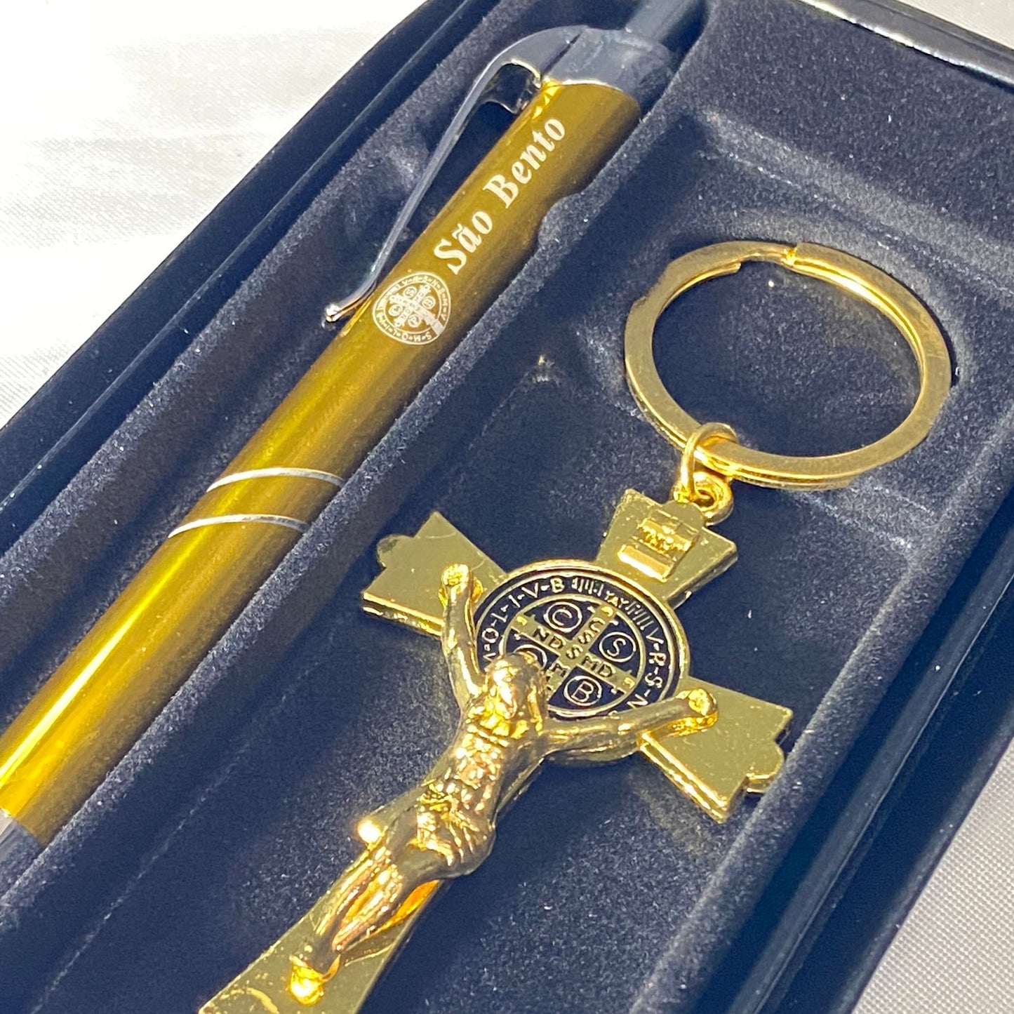 KIT CANETA COM CHAVEIRO CRUCIFIXO MEDALHA SÃO BENTO ( 1 UNIDADE)