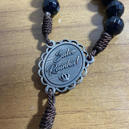 TERÇO CRAVEJADO PRETO SAGRADA FAMÍLIA 10MM (1 UNIDADE)