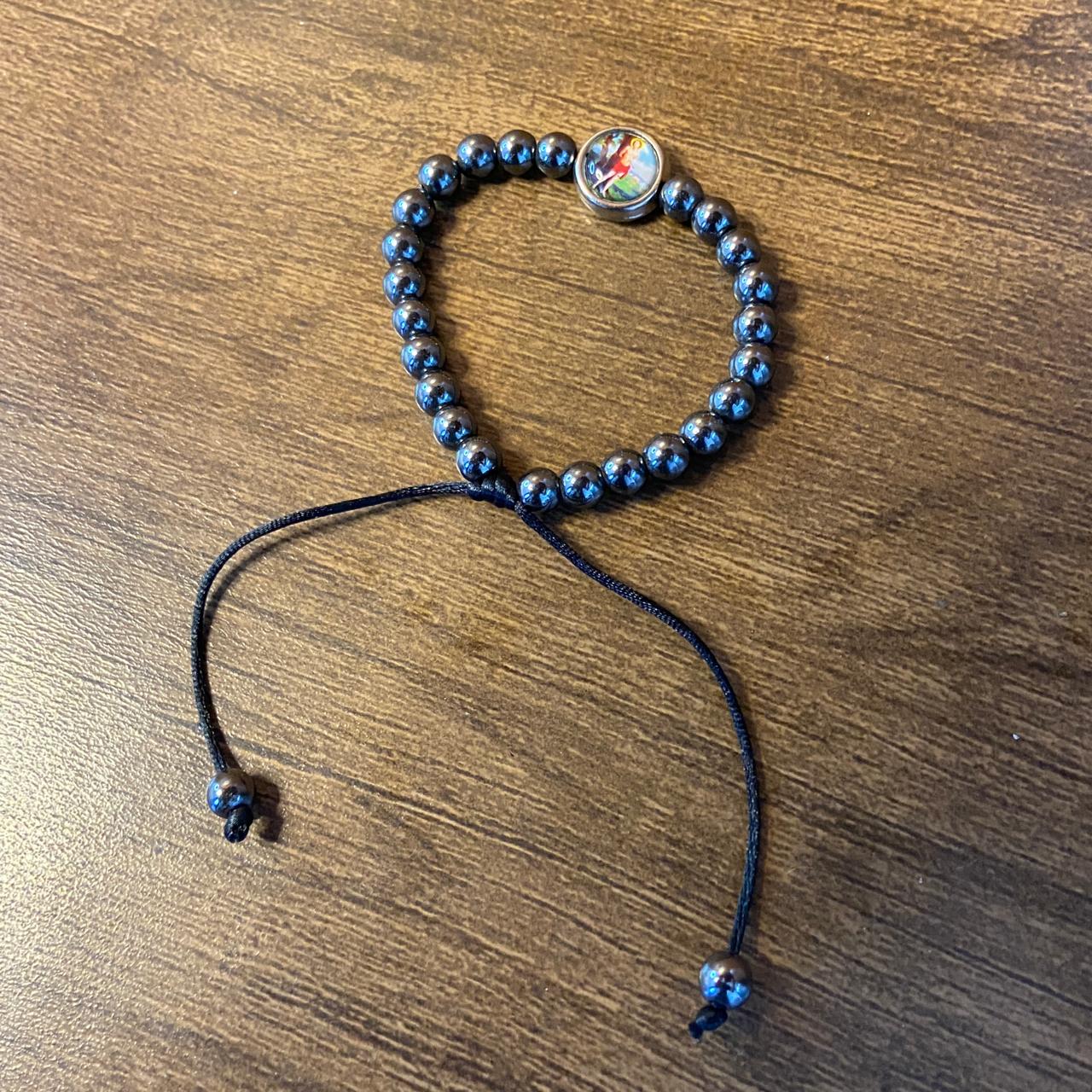 PULSEIRA HEMATITA REGULÁVEL COM MEDALHA RESINADA SÃO SEBASTIÃO (6 UNIDADES)