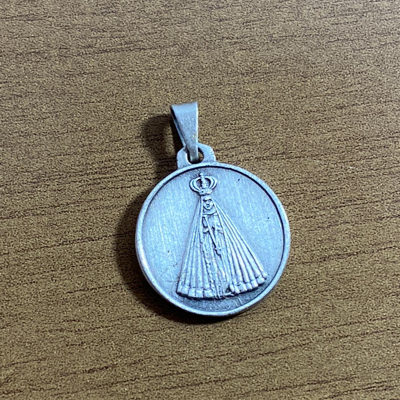 PINGENTE PRATEADO NOSSA SENHORA APARECIDA E BASÍLICA (6 UNIDADES)