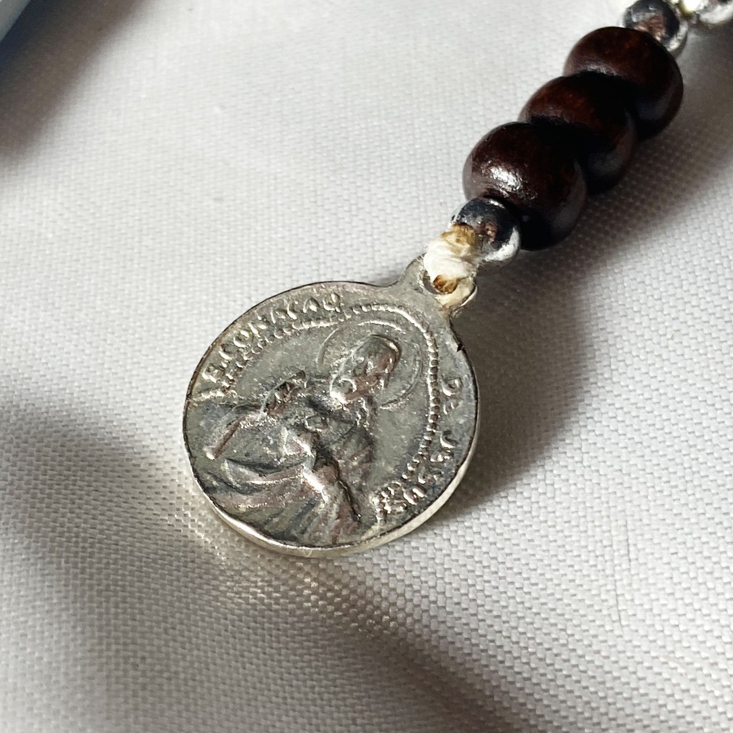 ROSÁRIO DE MADEIRA SÃO MIGUEL ARCANJO PRATEADO (1 UNIDADE)