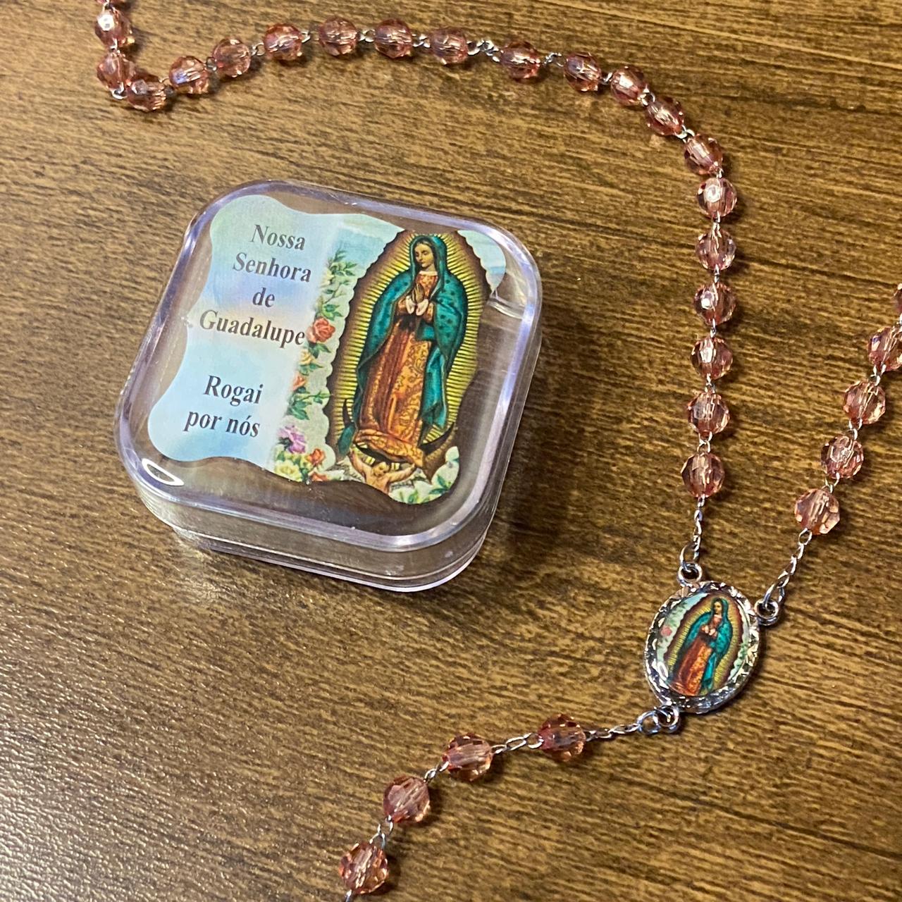 TERÇO SEMICRISTAL NA CAIXINHA NOSSA SENHORA DE GUADALUPE 6MM (6 UNIDADES)