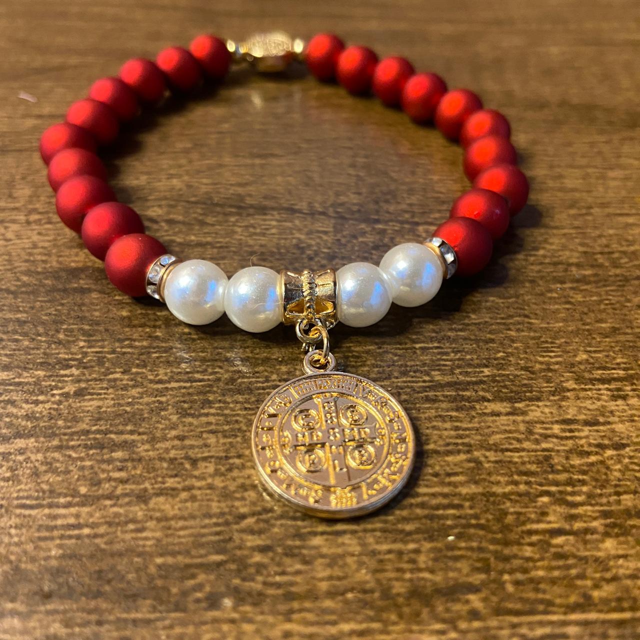 PULSEIRA PÉROLA VERMELHA COM PINGENTE MEDALHA SÃO BENTO  (03 UNIDADE)