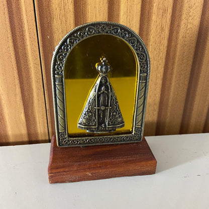ADORNO DE MESA MADEIRA ESPELHADO NOSSA SENHORA APARECIDA METAL OURO VELHO 9,8CM (1 UNIDADE)