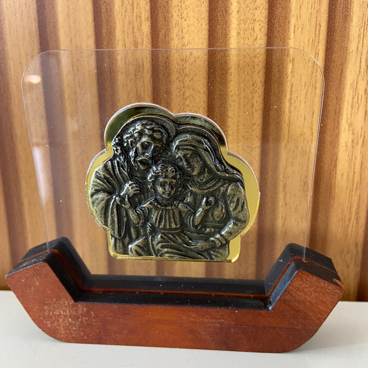 IMAGEM DE MESA METAL OURO VELHO SAGRADA FAMÍLIA NO ACRÍLICO E BASE DE MADEIRA 10,7CM (1 UNIDADE)