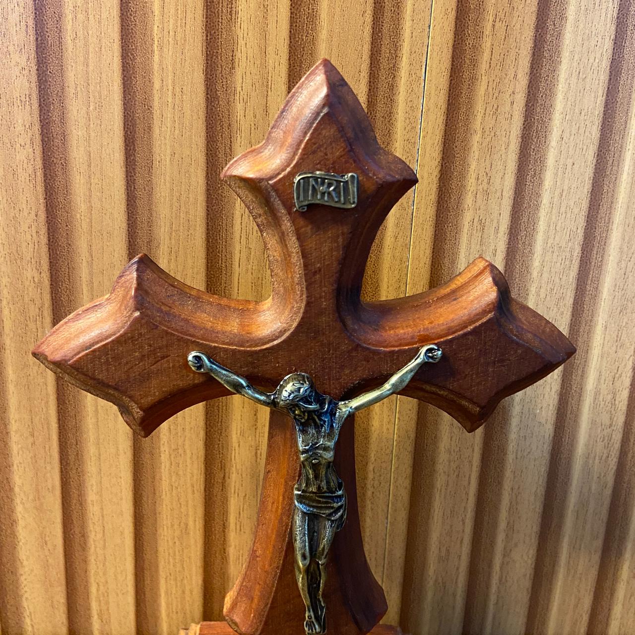 CRUCIFIXO MADEIRA DE MESA  20,5CM (1 UNIDADE)