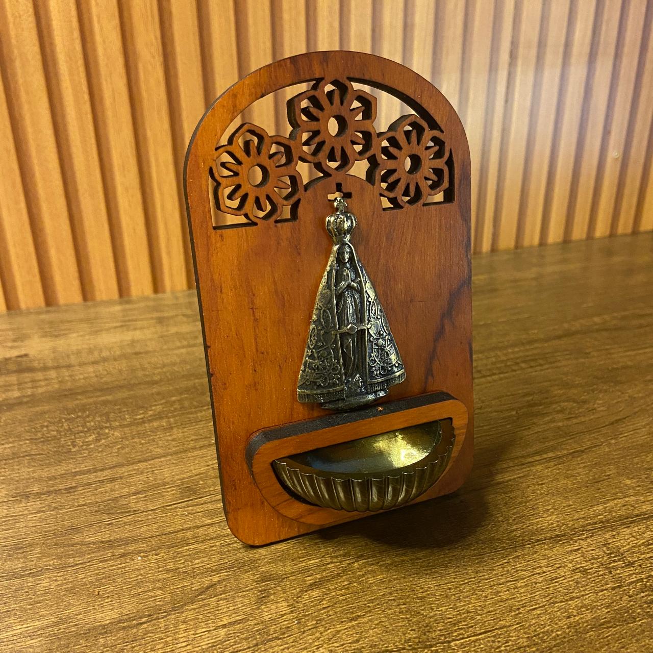 PORTA ÁGUA BENTA DE MADEIRA NOSSA SENHORA APARECIDA 16CM (1 UNIDADE)
