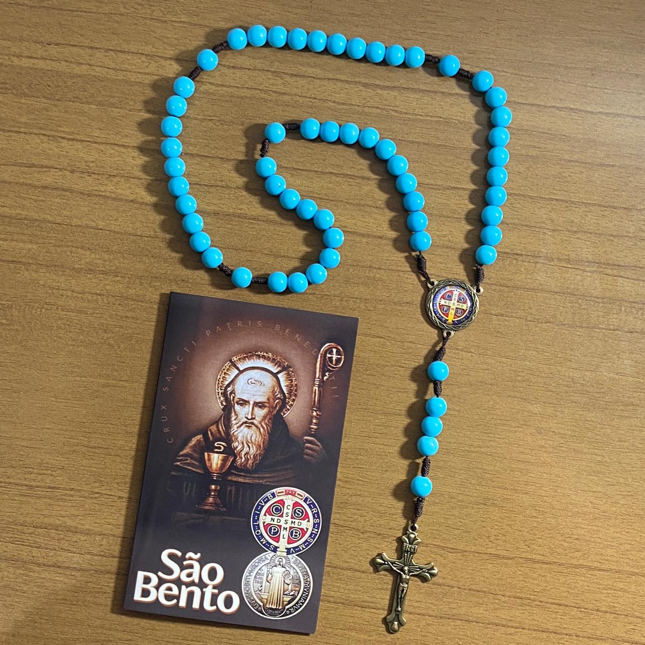 TERÇO PÉROLA AZUL CAMPISTA MEDALHA SÃO BENTO 10MM (1 UNIDADE)