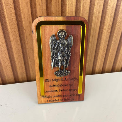 ADORNO DE MESA MADEIRA COM ORAÇÃO SÃO MIGUEL ARCANJO METAL OURO VELHO 13,5CM (1 UNIDADE)