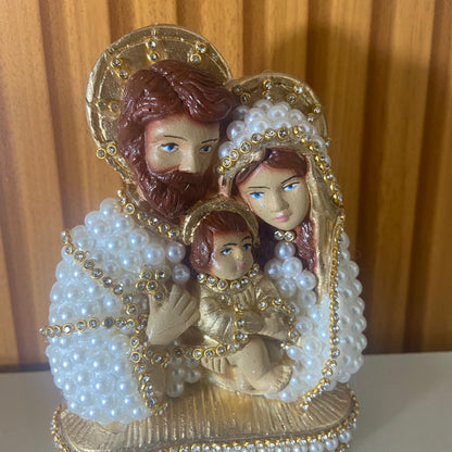 BUSTO DE GESSO SAGRADA FAMÍLIA BRANCO E DOURADO COM PÉROLA E STRASS 13CM MOD 1 (1 UNIDADE)