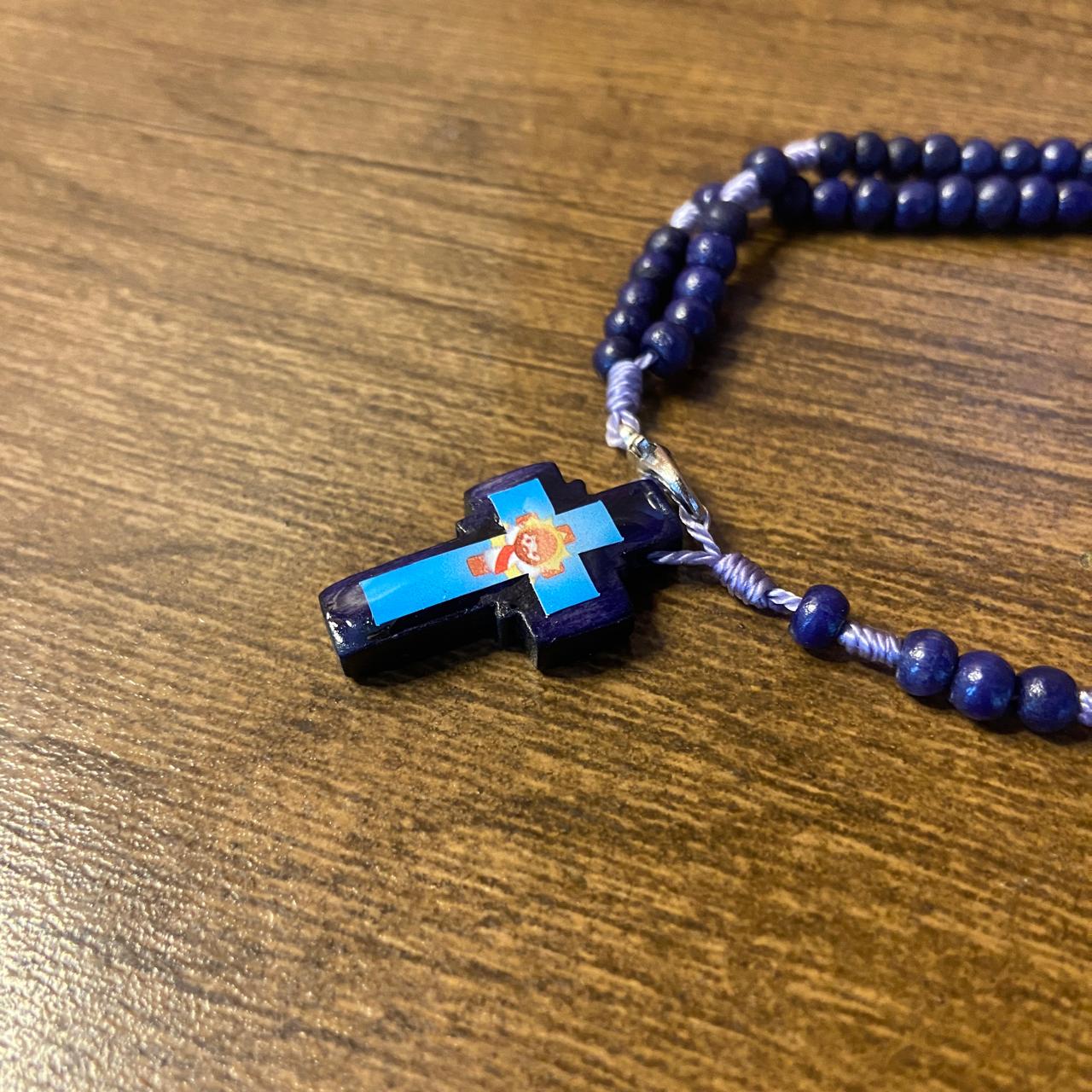 TERÇO PULSEIRA MADEIRA AZUL INFANTIL SANTOS SORTIDOS  04MM ( 12UNIDADES )