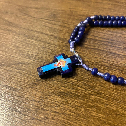TERÇO PULSEIRA MADEIRA AZUL INFANTIL SANTOS SORTIDOS  04MM ( 12UNIDADES )