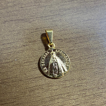 PINGENTE DOURADO NOSSA SENHORA APARECIDA E BASÍLICA (6 UNIDADES)