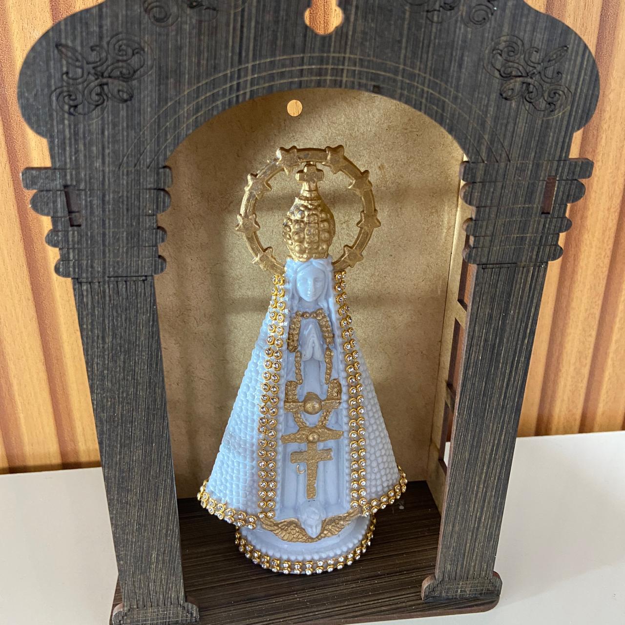 ORATÓRIO DE PAREDE E MESA MDF + IMAGEM DE PLÁSTICO NOSSA SENHORA APARECIDA BRANCA COM STRASS 15CM (1 UNIDADE)