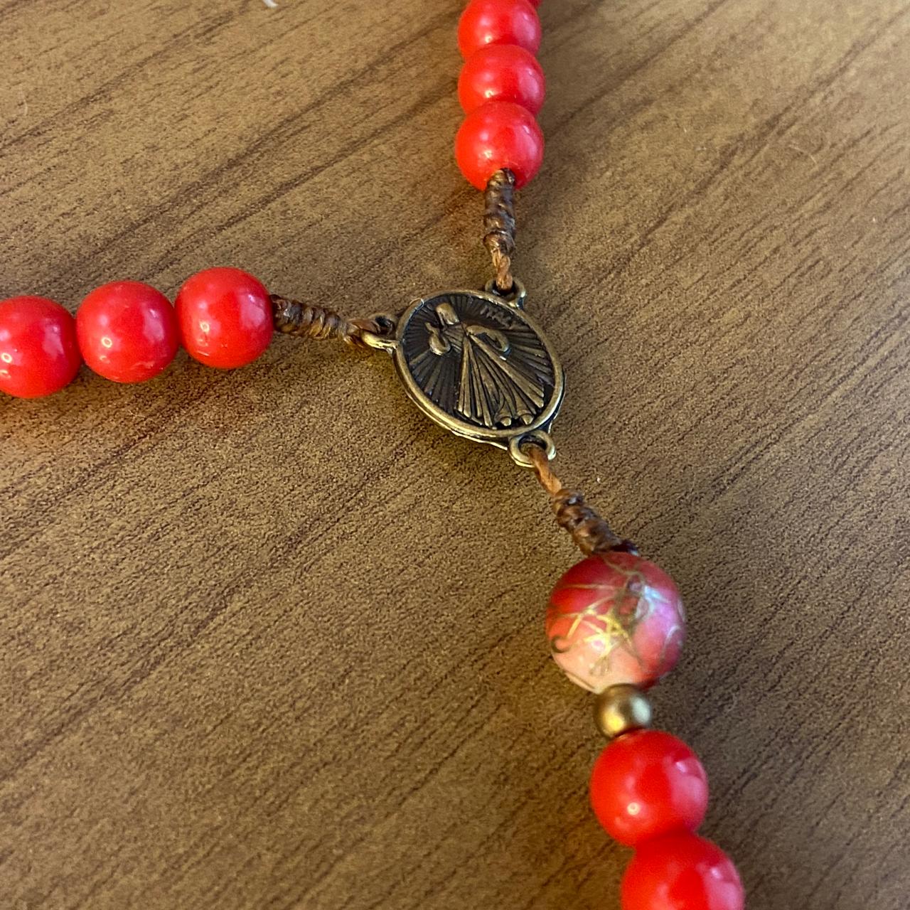 TERÇO PÉROLA VERMELHA NOSSA SENHORA DE GUADALUPE E JESUS MISERICORDIOSO 08MM (1 UNIDADE)