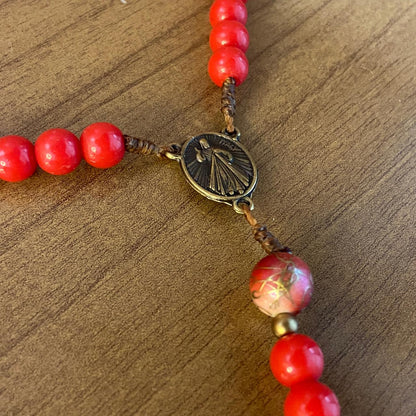 TERÇO PÉROLA VERMELHA NOSSA SENHORA DE GUADALUPE E JESUS MISERICORDIOSO 08MM (1 UNIDADE)